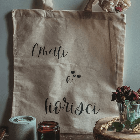 Shopper in cotone con frase Amati e Fiorisci